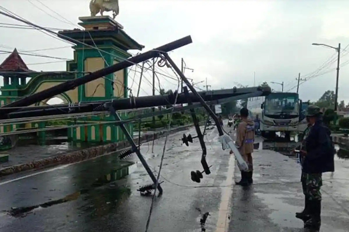 Diterjang Hujan Angin, Tiang Listrik Tumbang Menutup Jalan Raya Sumenep-Pamekasan