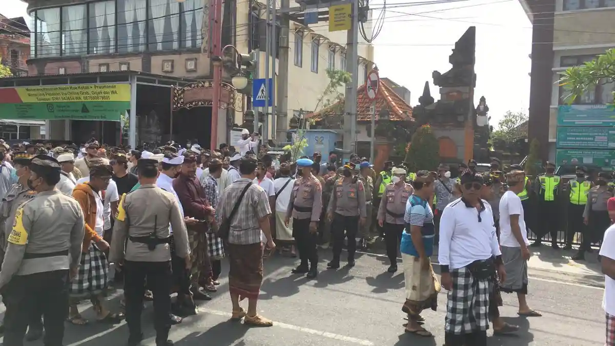 LAHAN Milik Pura Samuan Tiga Digugat! Ribuan Krama Bedulu Datangi Pengadilan Gianyar