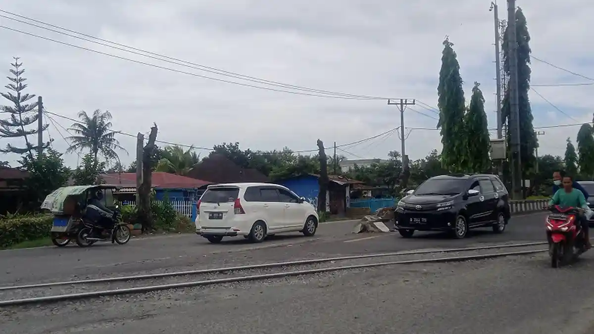 Jalur Kereta Api di Lubukpakam Ini Membahayakan Pengguna Jalan, Warga Minta Segera Diperbaiki