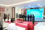 Gubernur-Sulbar-Suhardi-Duka-melantik-dan-pengambilan-sumpah-Komisioner-Komisi-Informasi-KI.jpg