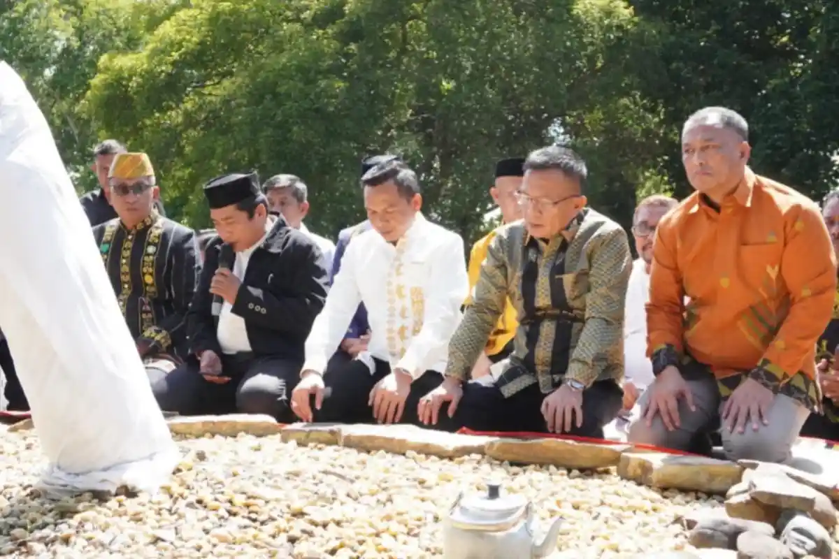 Bupati dan Wakil Bupati Konawe Yusran-Syamsul Ziarah ke Makam Raja Lakidende Unaaha Usai Retret