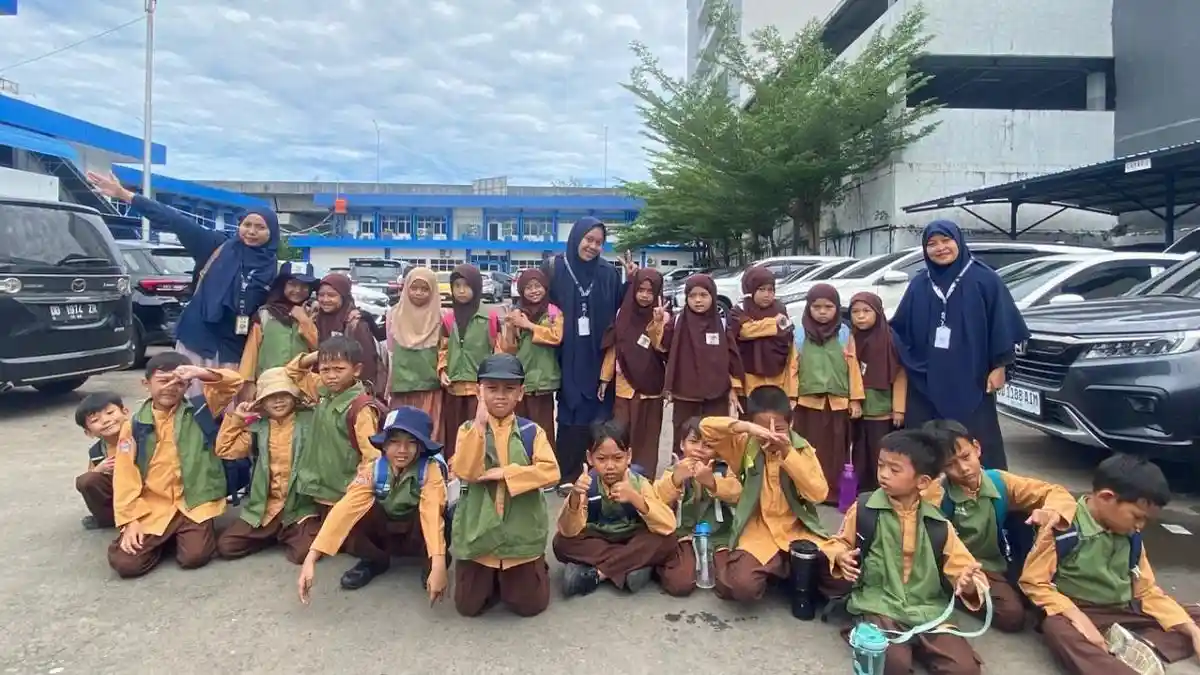 Siswa Kelas 1 SD Alam Insan Kamil Outing Class Pengenalan Profesi di Ditlantas Polda Sulsel