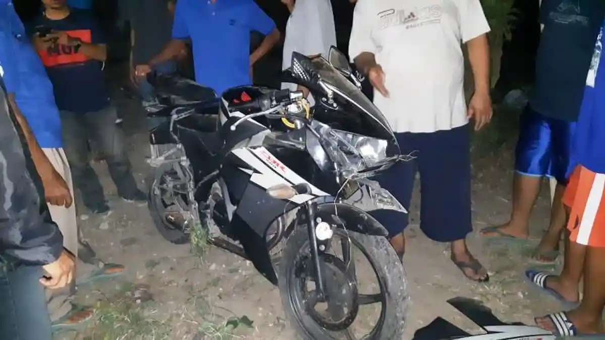 Diduga Mengantuk, Pemudik Sepeda Motor Jatuh Ke Parit