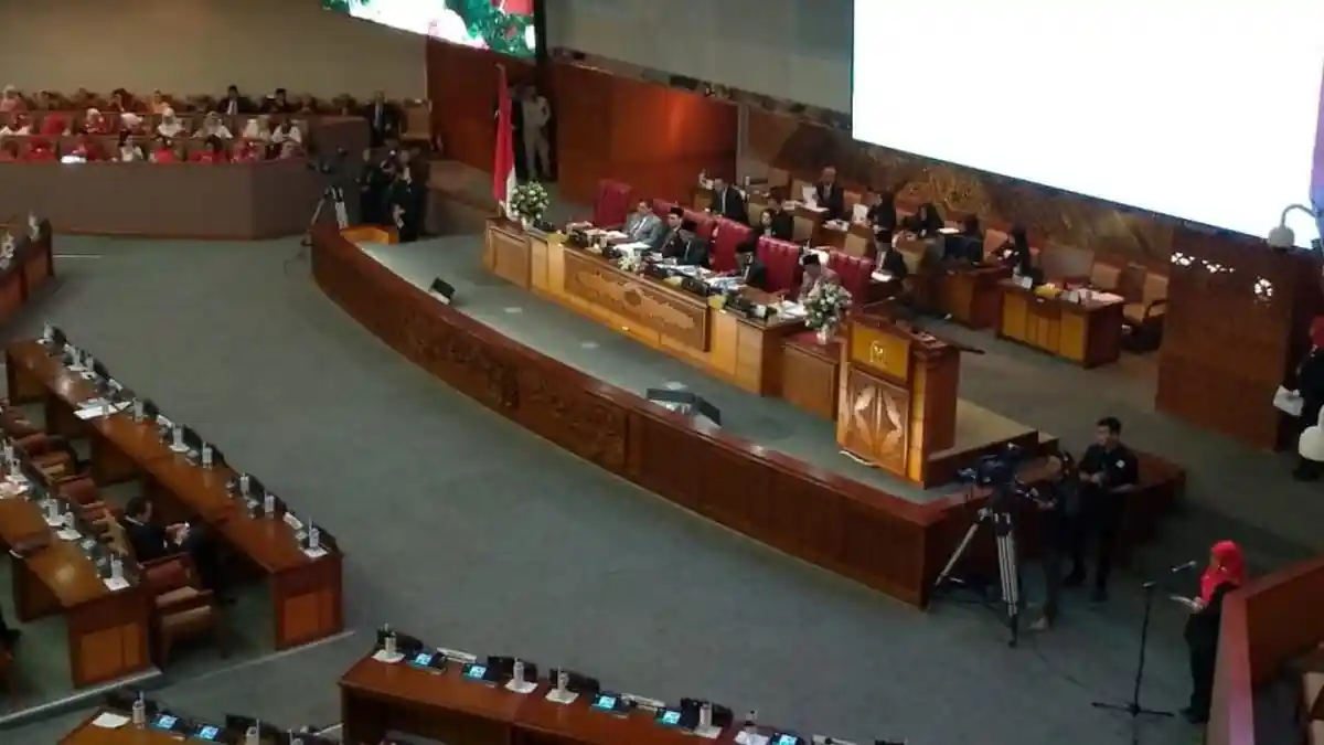 Candaan Bamsoet kepada Fahri Hamzah yang Kenakan Jas Warna Merah Jambu