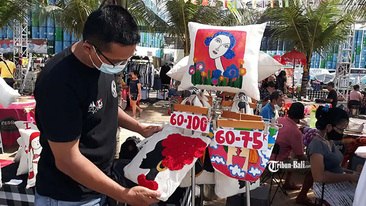 Tak Bekerja Setelah Melahirkan, Ardhini Buat Usaha Bantal Lukis Rumahan di Jimbaran