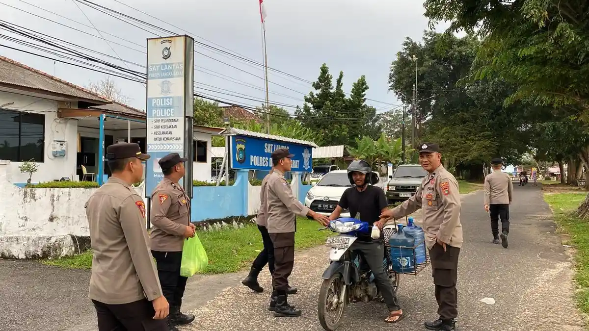 Polres Bangka Barat Bagikan Takjil ke Warga