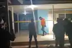 polisi-membentangkan-police-line-di-lokasi-kakak-ipar-aniaya-adik-ipar-hingga-tewas.jpg