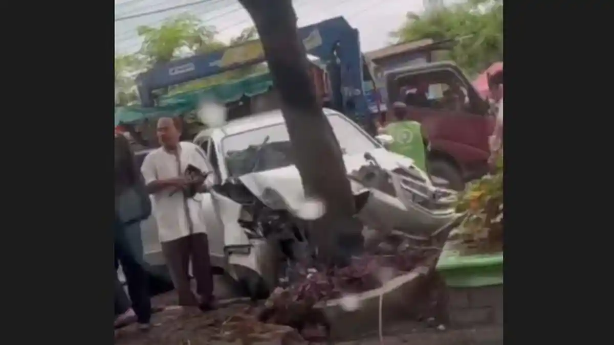 KECELAKAAN di TB SImatupang Sopir Minibus Dilarikan ke RS, Tabrak Pembatas Jalan