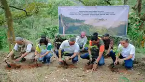 Ketua-Yayasan-AHM-Ahmad-Muhibbuddin-kiri-keempat-memberikan-bibit-pohon.jpg