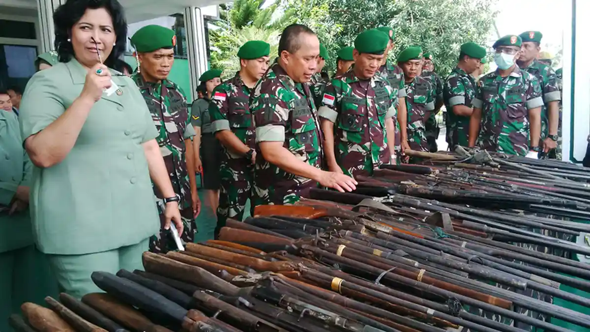 Mayjen TNI Agung Risdhianto Peroleh Gelar Kehormatan dari Kesultanan Sintang - senpi-rakitan-pangdam_20160321_091442.jpg