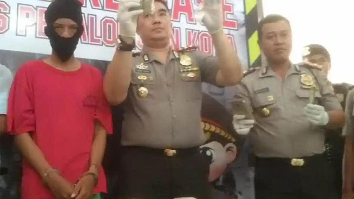 Ternyata Arif Taruh Bungkusan Makanan Ringan di Pinggir Jalan Ada Maksudnya