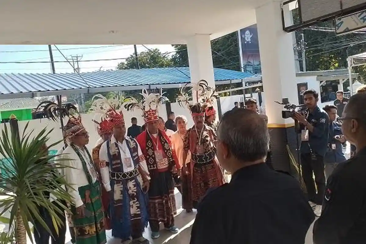 Daftar Hari Terakhir, Elyas Yohanis Asamau Calon DPD RI Berbusana Adat Helangdohi