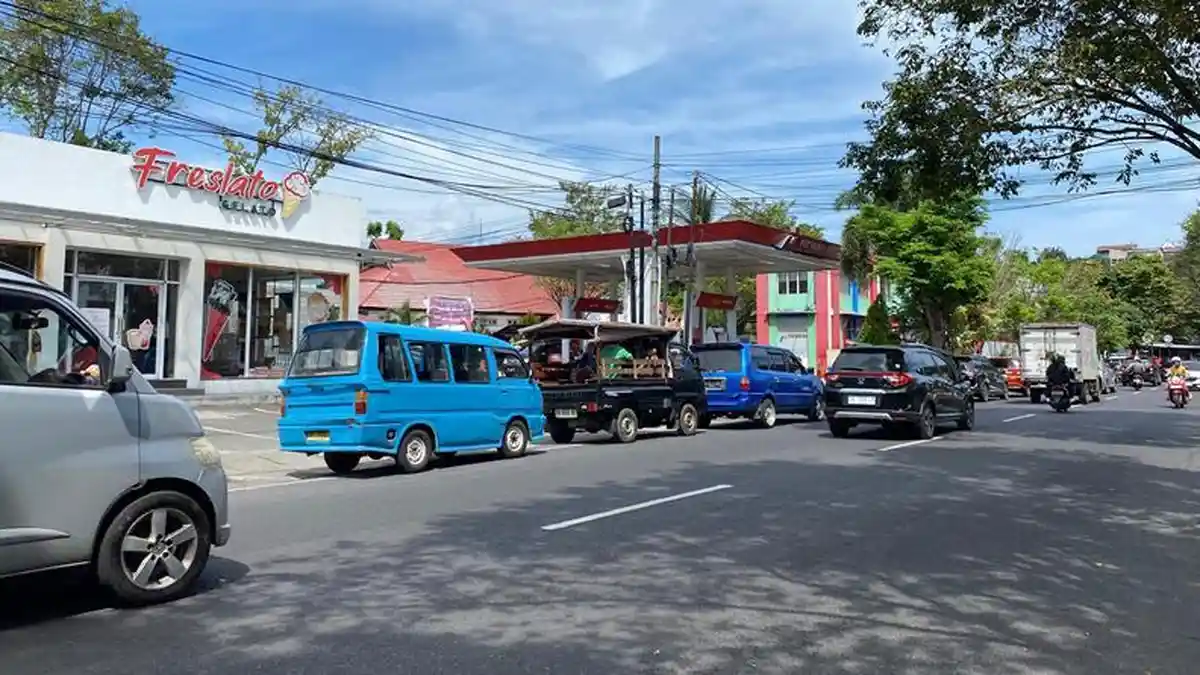 Tak Hanya BBM Solar, Kendaraan Antre Pertalite Mengular di Beberapa SPBU Manado Sulawesi Utara