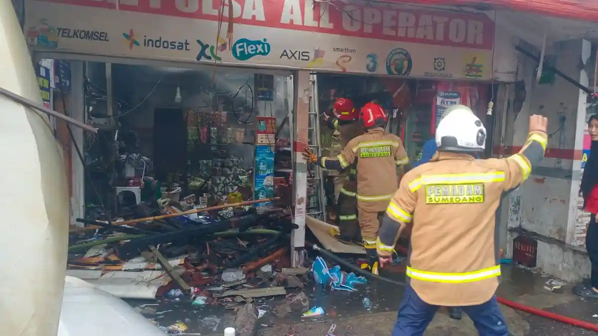 Kebakaran Toko di Cipacing Sumedang, Butuh 7 Mobil Damkar untuk Padamkan Api, Ini Pemicunya
