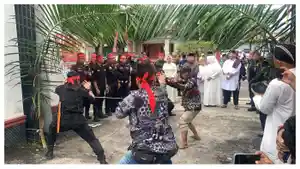 Bupati-dan-Wakil-Bupati-Kotim-saat-memasuki-pintu-gerbang.jpg