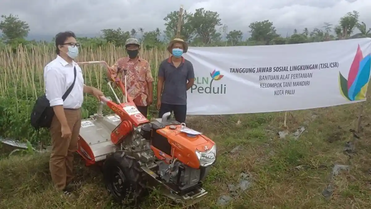 PLN UP3 Palu Serahkan 2 Unit Hand Traktor, Bantu Petani di Kawatuna Garap Lahan Lebih Luas