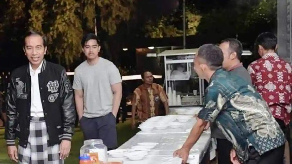 Anak Presiden Jokowi Kaesang Pangarep Diledek Tertangkap Kamera di Belakang Bapaknya, Ada Maksudnya