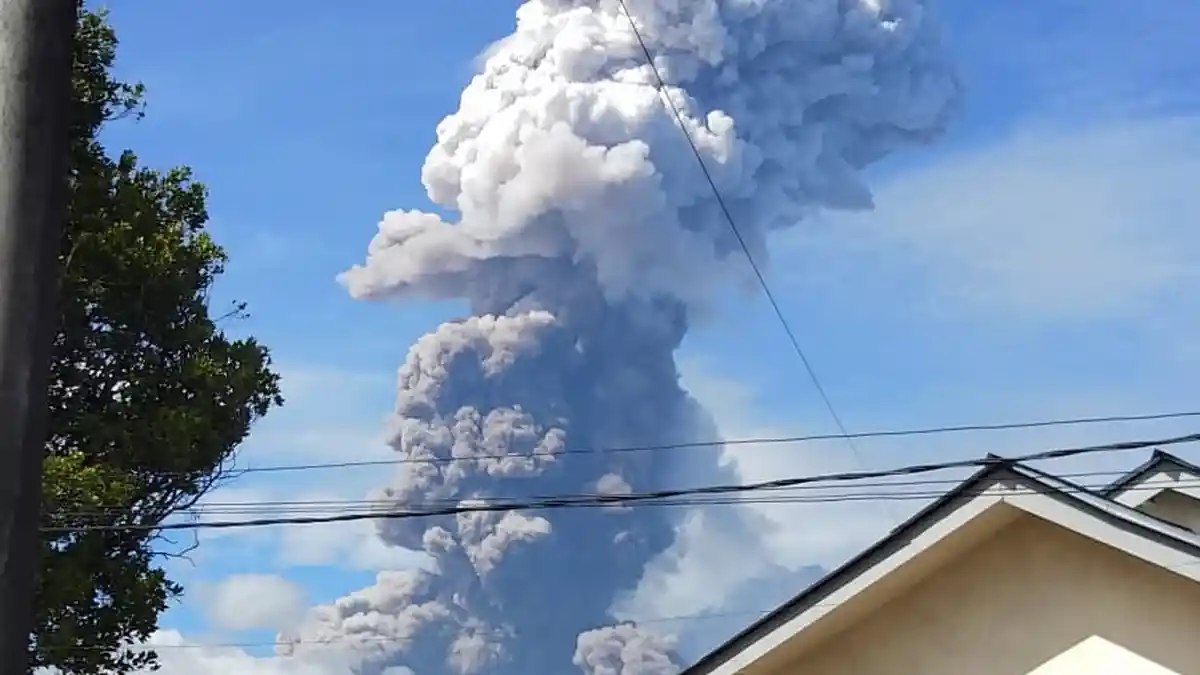 UPDATE: Semburkan Debu Vulkanik, Status Gunung Soputan Naik Level Jadi Siaga