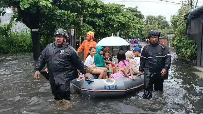 Cuaca Ekstrem di Bali: Denpasar Terendam Banjir di 33 Titik, Pohon Tumbang Banyak Terjadi di Gianyar