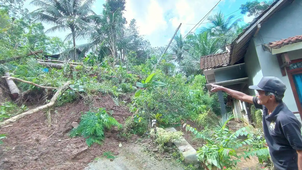 LONGSOR di Dusun Soropati Kulon Progo Tutup Akses Jalan Hingga Nyaris Ancam Rumah Warga