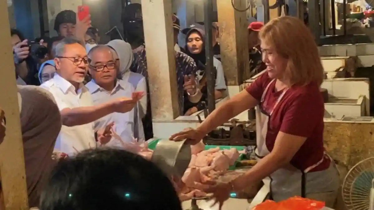 BREAKING NEWS: Ketua Umum PAN Zulkifli Hasan Bagi-bagi Uang ke Pedagang Pasar Bandarjo Ungaran