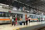 suasana-kedatangan-dan-keberangkatan-penumpang-di-stasiun-daop-5-purwokerto.jpg