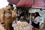 Pantau Bahan Pokok di Pasar Pelaihari, Bupati H Rahmat Temukan Ada Kenaikan Harga Beras SPHP