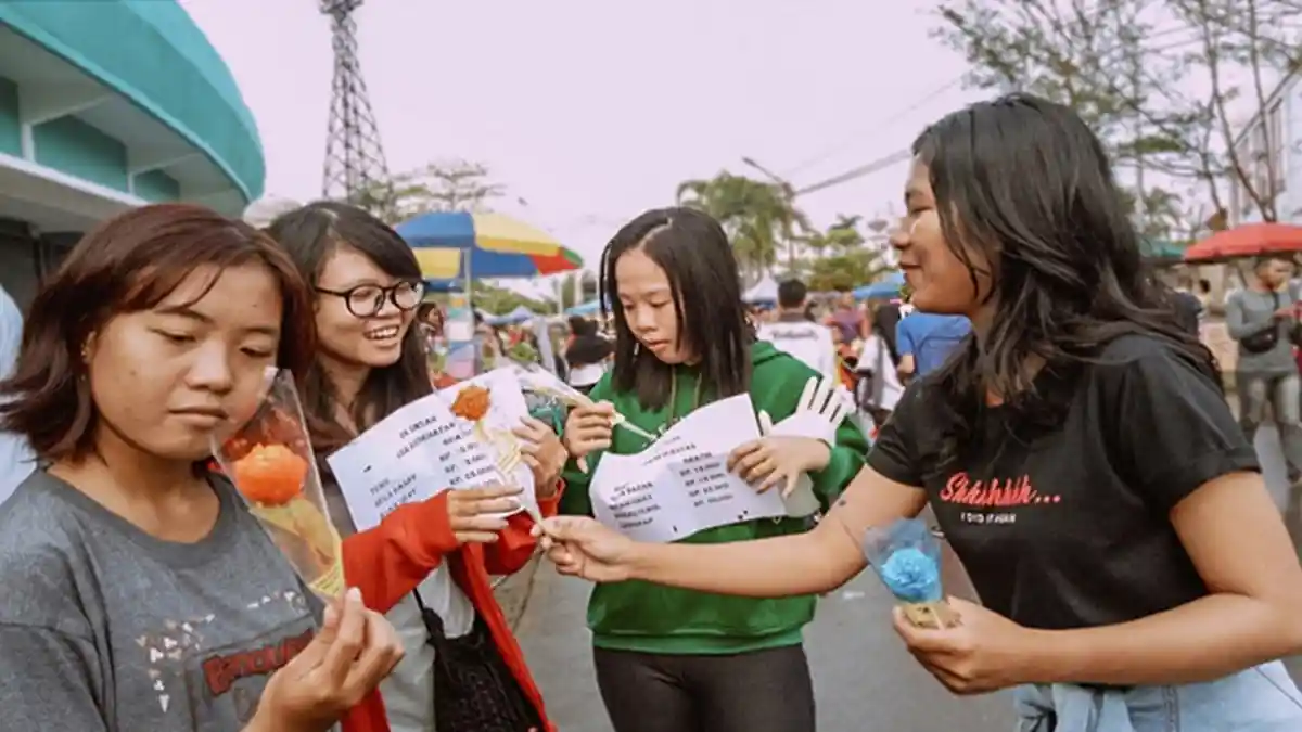 Himapol Fisip Untan Bagikan 100 Tangkai Bunga Politik