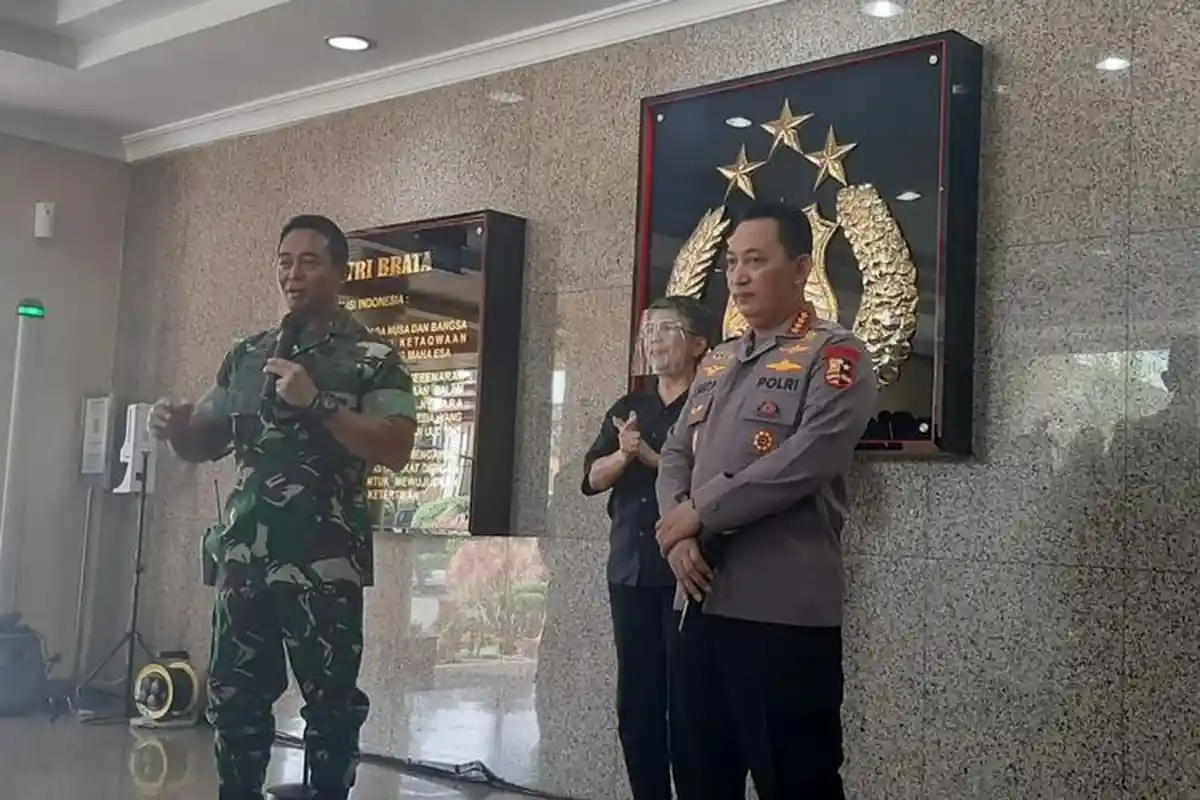 Gaya Jenderal Andika Perkasa Sering Bawa Walkie Talkie Ketimbang Tongkat Komando