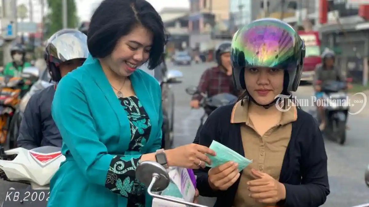 Polwan di Pontianak Lakukan Strong Point Gunakan Kostum Feminim - hari-kartini1.jpg