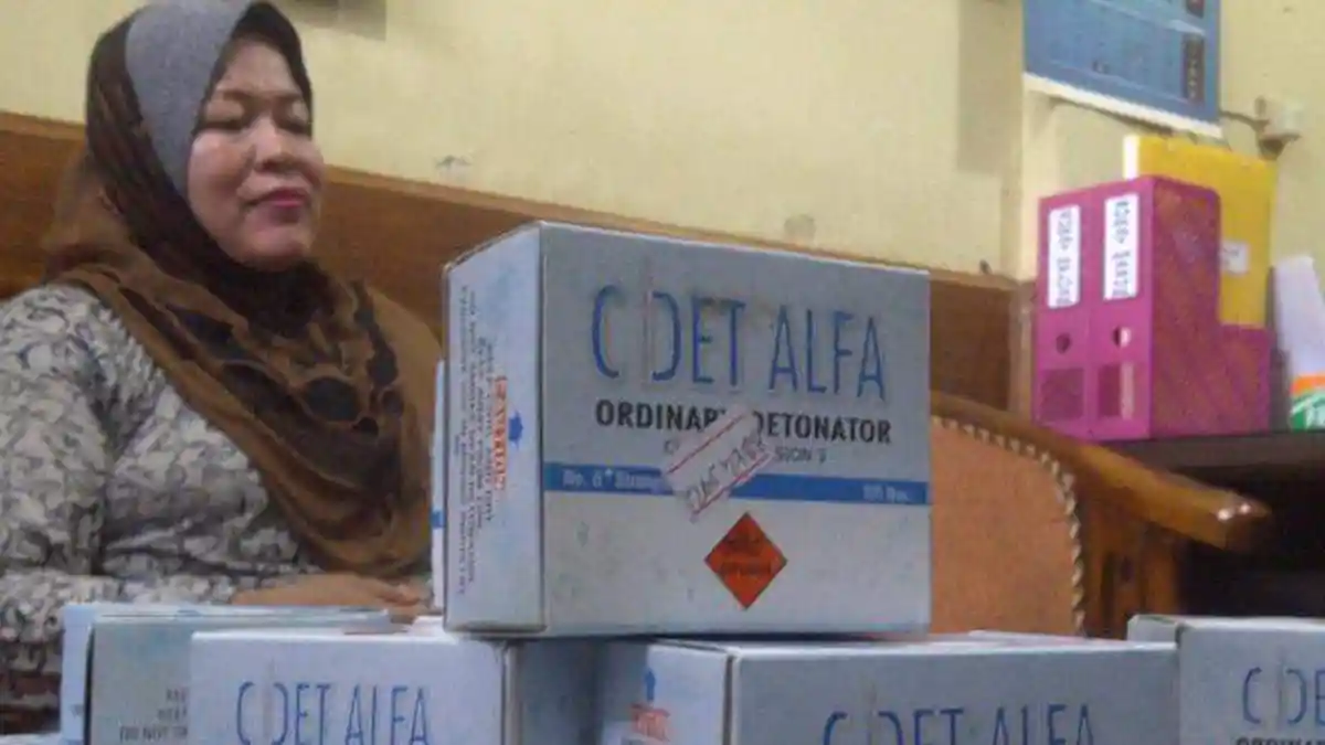 Selain Ribuan Detonator, Ibu Ini Juga Bawa Sabu