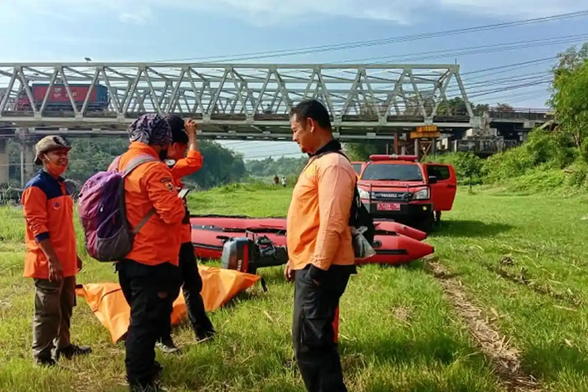 Terpeleset saat Cuci Kaki di Tepi Sungai Comal Pemalang, Seorang Pelajar Hilang Tenggelam