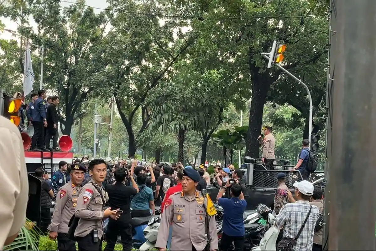 Demo di Balai Kota Jakarta Ricuh: 6 Polisi Luka-Luka, Puluhan Mahasiswa Diangkut ke Polda Metro