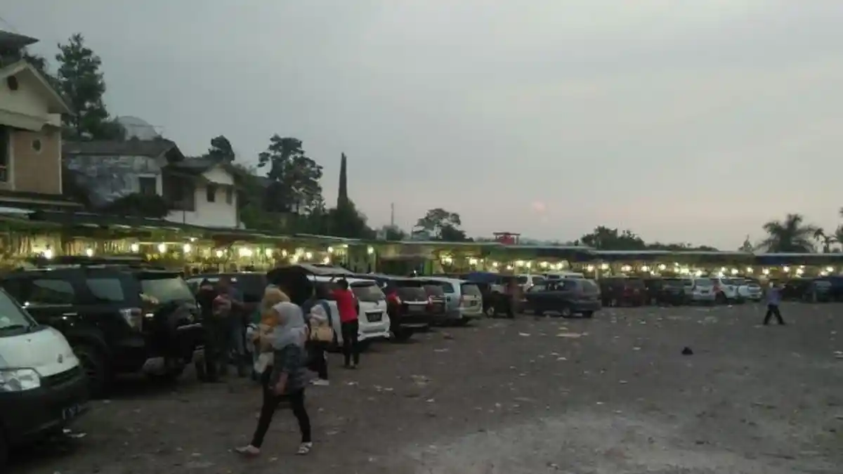 Macet Bawa Berkah Buat Pedagang Oleh-oleh di Puncak
