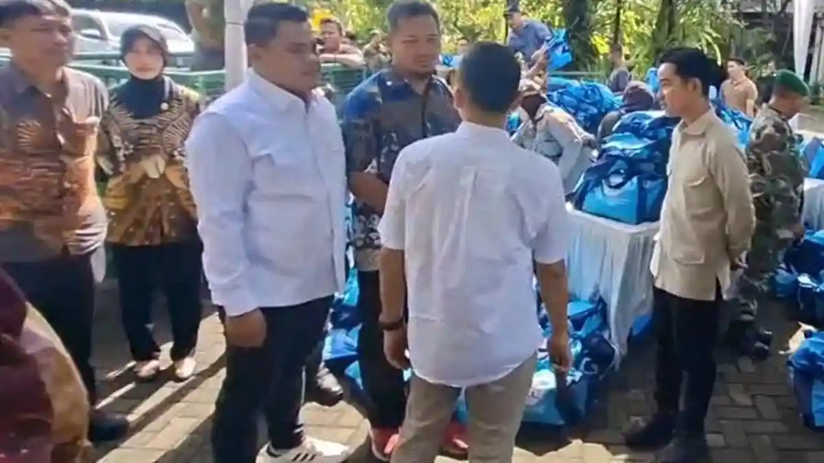 Wapres Gibran Rakabuming Raka Bagi-bagi Sembako di Solo, Total Ada 8.000 Paket