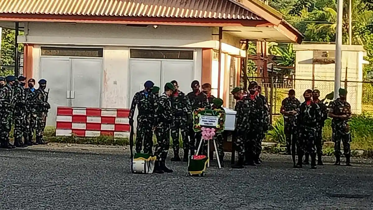 Breaking News: Tiba di Ambon, Jenazah Praka Rohman Tomilawa Disambut Militer di Bandara Pattimura