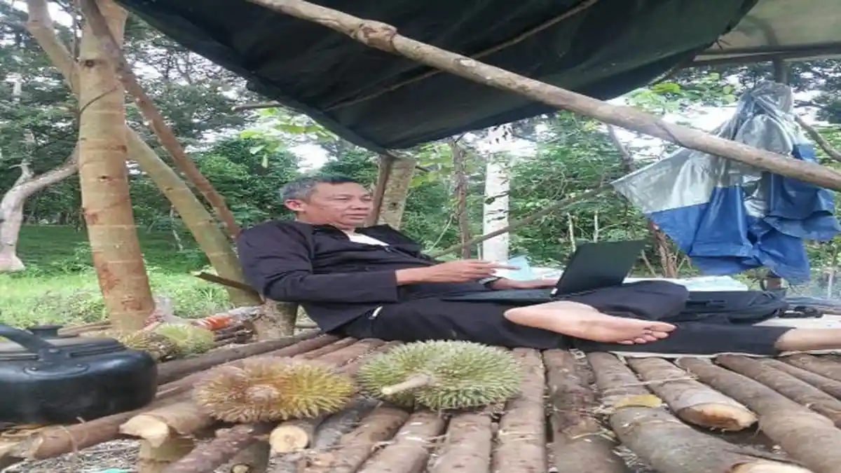 Mengajar Daring Sambil Menunggu Buah Durian Jatuh, Momen Langka Bagi DR Hamzah Dipl Inf S Komp MM