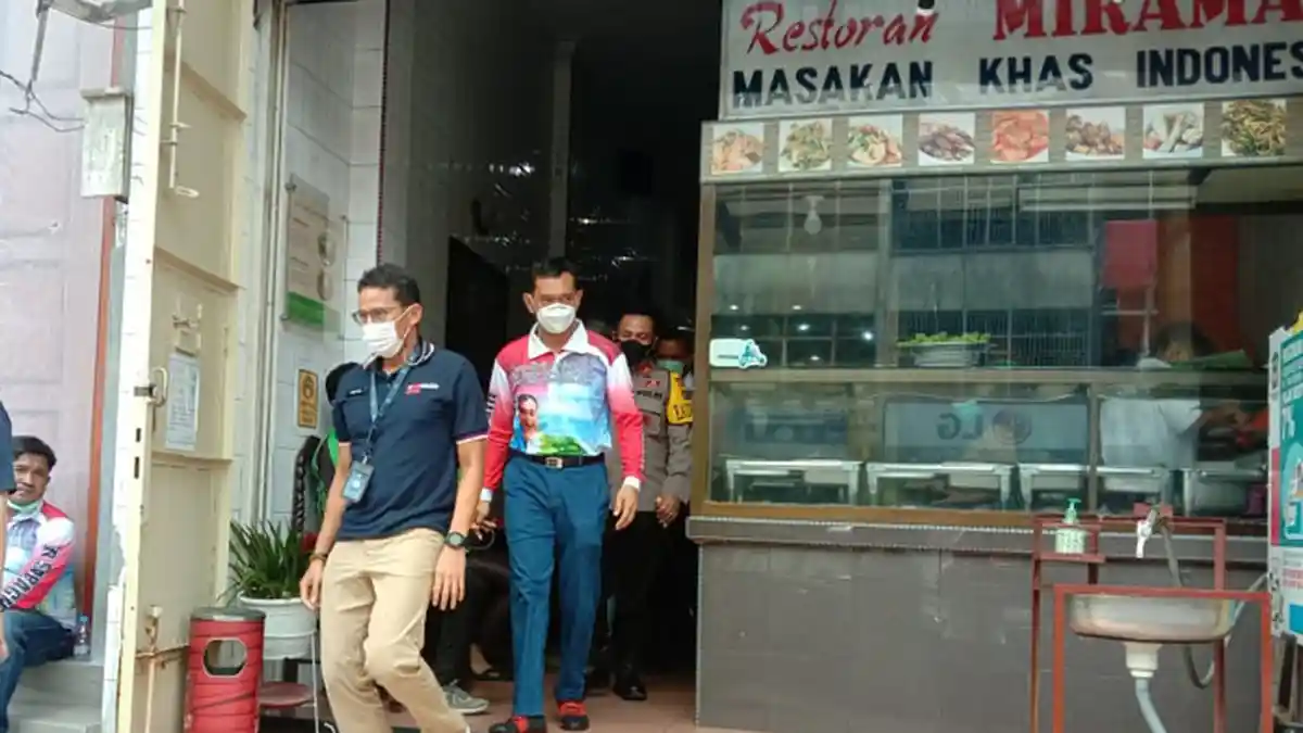 Berkunjung ke Siantar, Menteri Sandiaga Uno Makan Siang di Kedai Jalanan dan Singgah ke Roti Ganda
