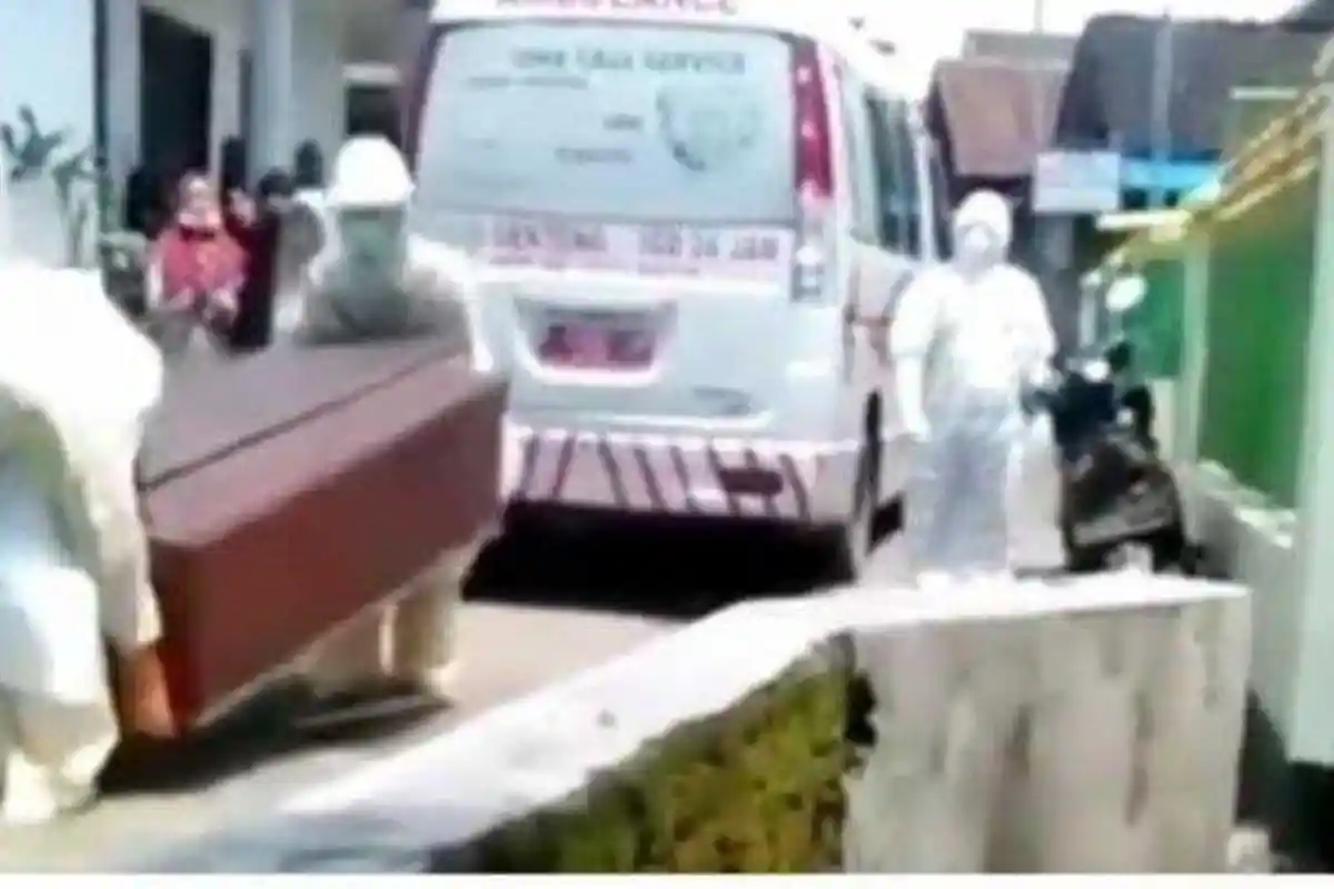 VIDEO DETIK-DETIK Peti Pasien Covid-19 Terjatuh: 2 Tenaga Medis Berbaju APD Diduga Kelelahan
