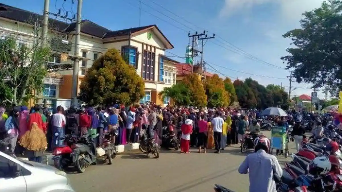 30 Ton Minyak Goreng Curah di Toko Fatimah Habis Diserbu Pembeli dalam Sehari