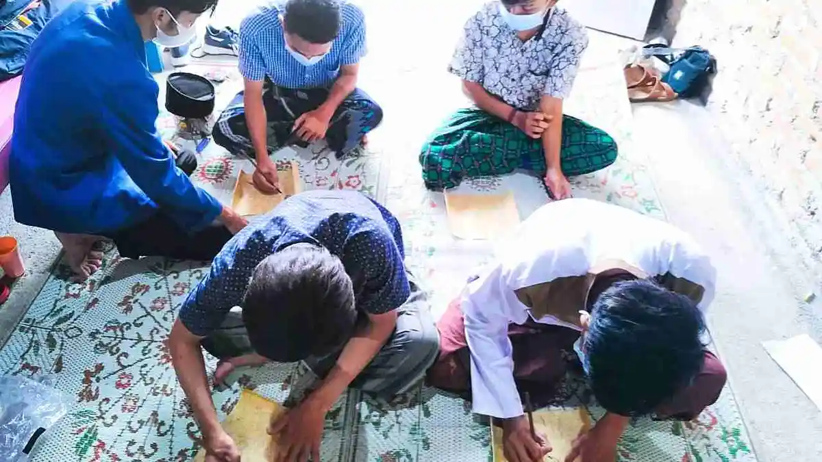 Mahasiswa USM Semarang Latih Masyarakat Demak Membuat Kaligrafi dari Pelepah Pisang