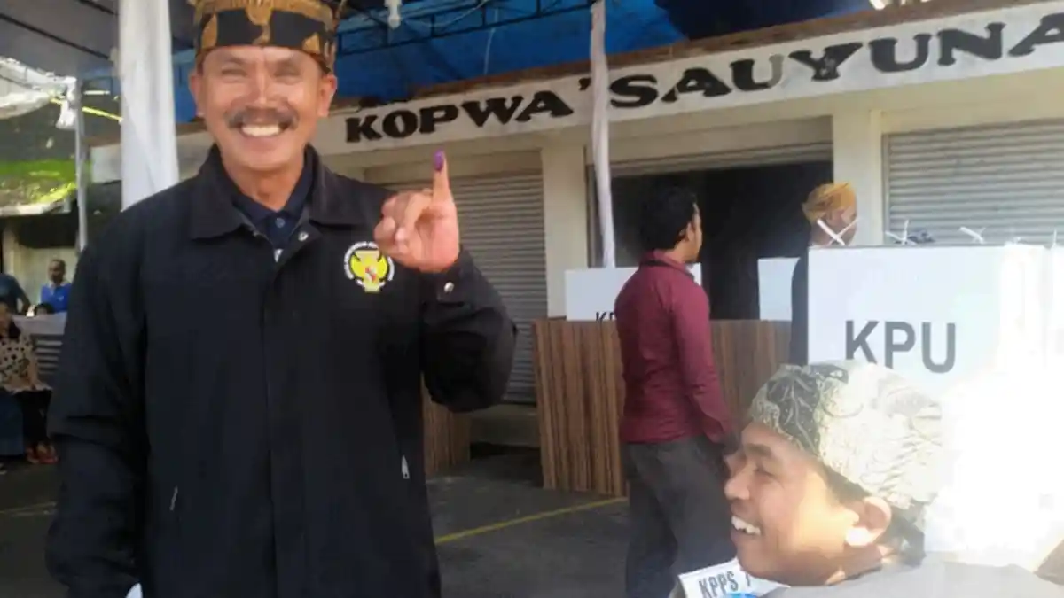 Warga Kampung Adat Kebingungan Melipat Kembali Surat Suara