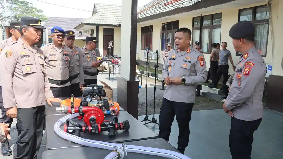 Polres Sambas Serahkan Kendaraan, Pompa Portable Penanggulangan Karhutla