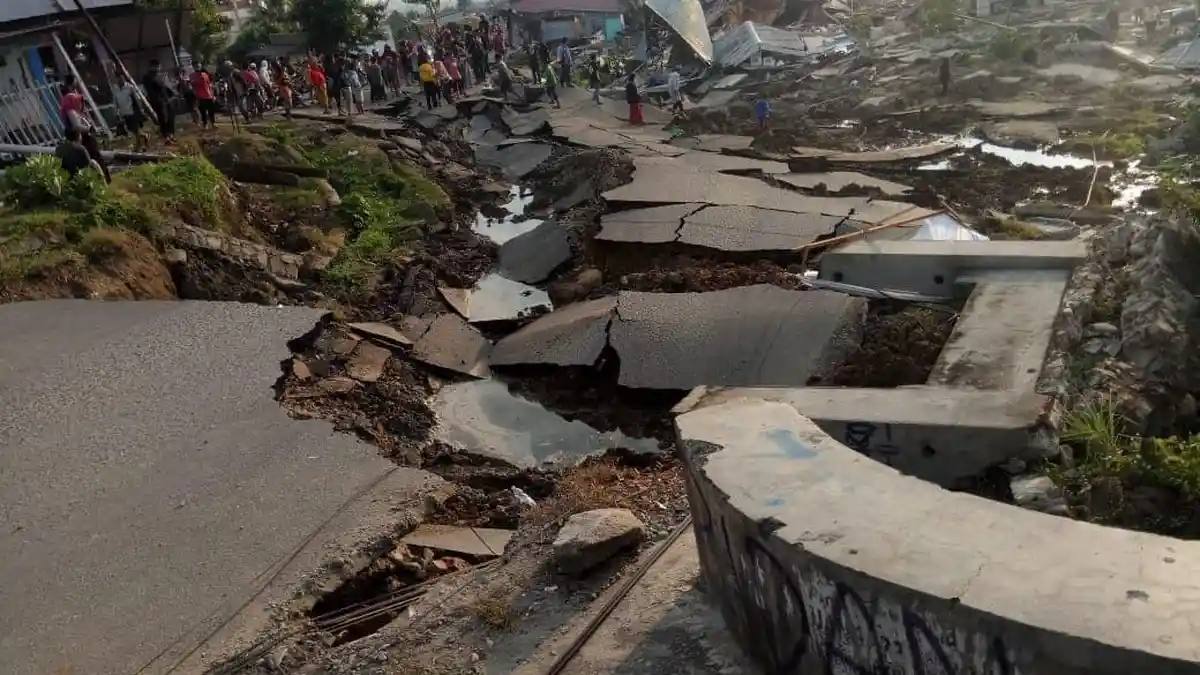 Mengerikan, Inilah Video Detik-detik Rumah Roboh dan Ambles Akibat Gempa Palu Donggala 7,4 SR