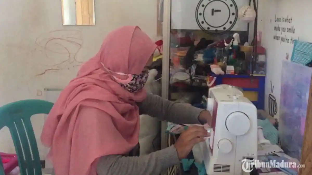 Kisah Pengusaha Boneka Agar Bertahan di Tengah Virus Corona, Rela Banting Setir Produksi Masker Kain