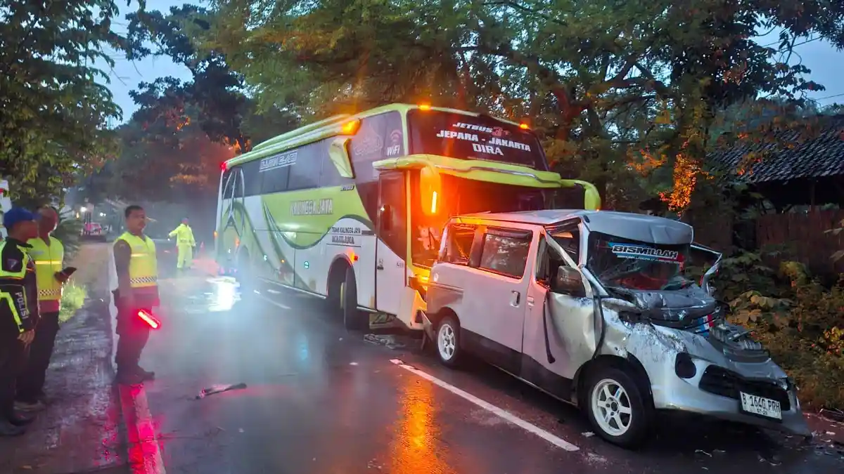 Kecelakaan Beruntun Libatkan Dua Bus dan Satu Mobil di Ruas Jalan Ngawen - Blora