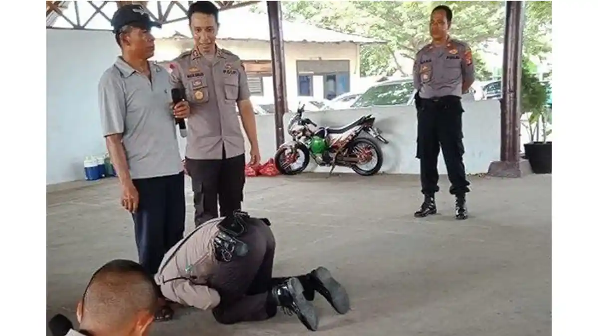 VIRAL - Siswa Didik Polisi Ini Cium Kaki Ayahnya yang Seorang Tukang Bakso, Peserta lain Terharu