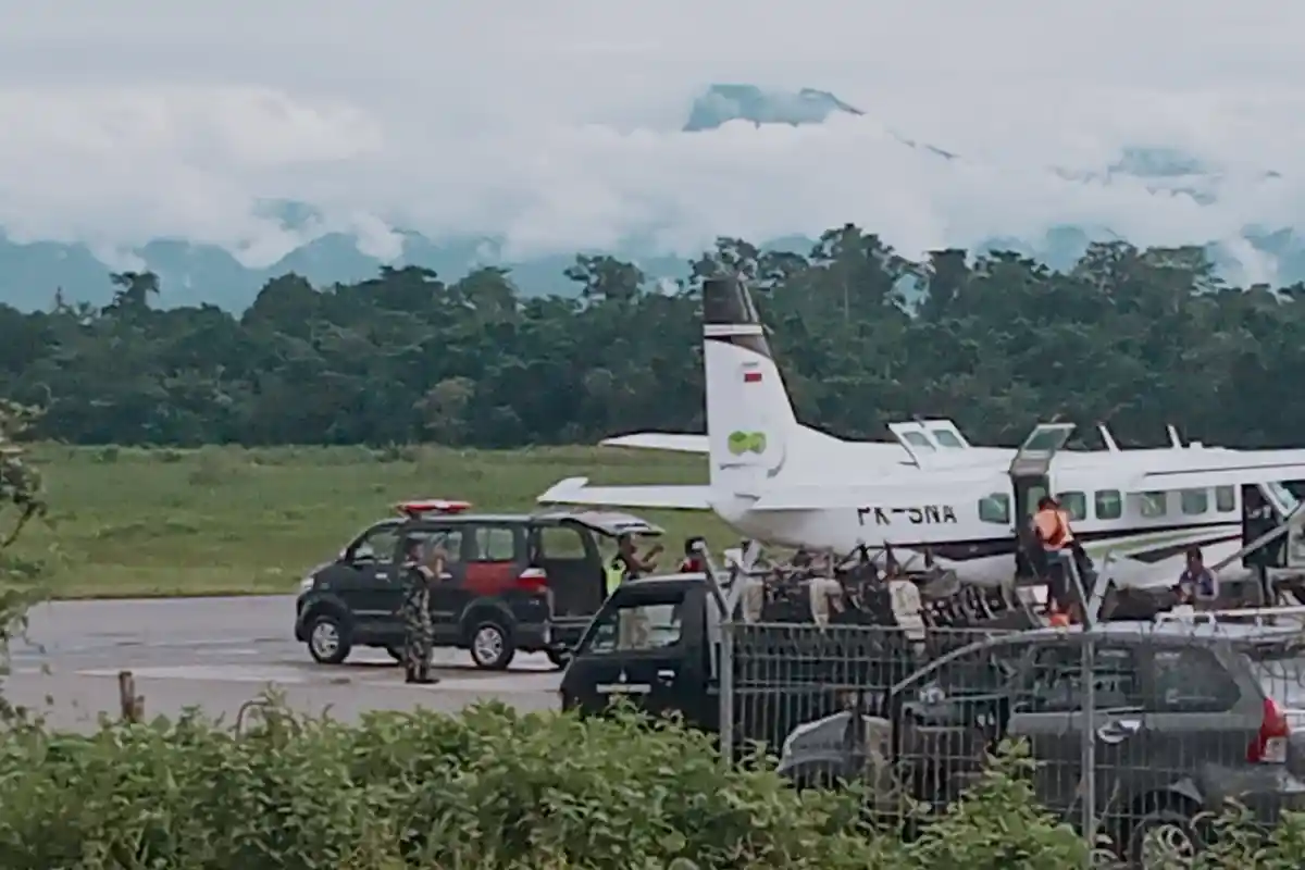 BREAKING NEWS: Petugas Evakuasi Jenazah Samsul Sattu, Tukang Ojek Korban Penembakan KKB di Ilaga