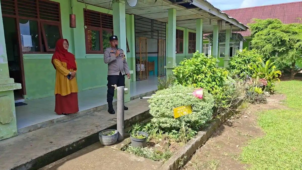 Bhabinkamtibmas Sosialisasi Antibullying ke Sekolah