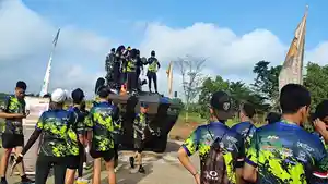 Senangnya-Peserta-Sriwijaya-Run-Bisa-Foto-di-Tank-TNI-Ada-Banyak-Tenant-Termasuk-Jus-Buah-1-Rupiah.jpg